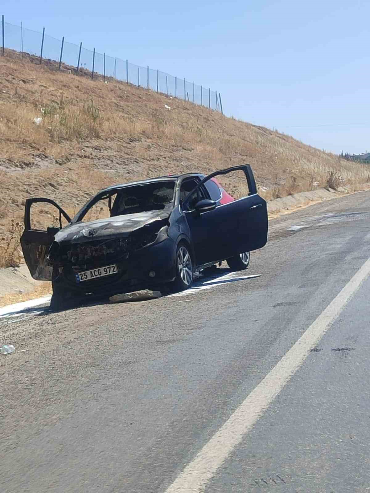 Diyarbakır&rsquo;da seyir halindeki otomobil alevlere teslim oldu
