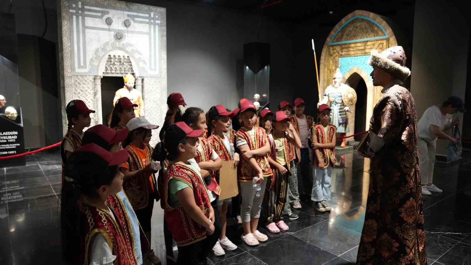 Konya&rsquo;da 3 bin &ouml;ğrenci 6 tarihi mek&acirc;nda 6 tarihi karakteri tanıyor
