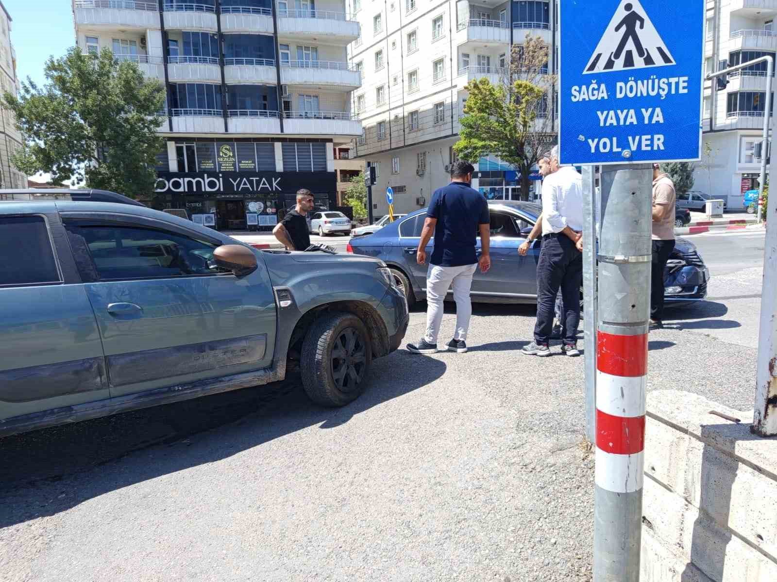 Siirt&rsquo;te maddi hasarlı trafik kazası meydana geldi
