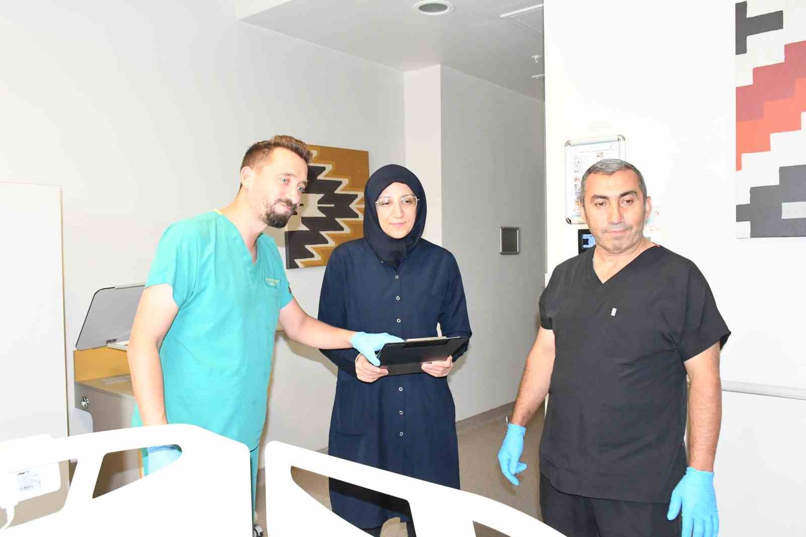 Yozgat&rsquo;ta bir hastadan karpuz b&uuml;y&uuml;kl&uuml;ğ&uuml;nde kitle &ccedil;ıkartıldı
