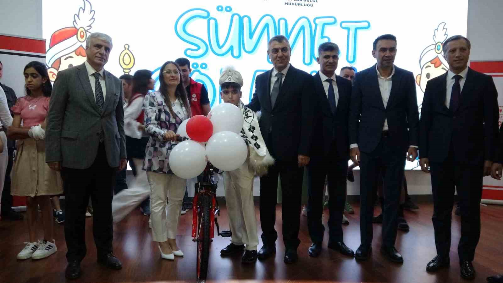 Mersin&rsquo;de 33 &ccedil;ocuk i&ccedil;in toplu s&uuml;nnet ş&ouml;leni d&uuml;zenlendi
