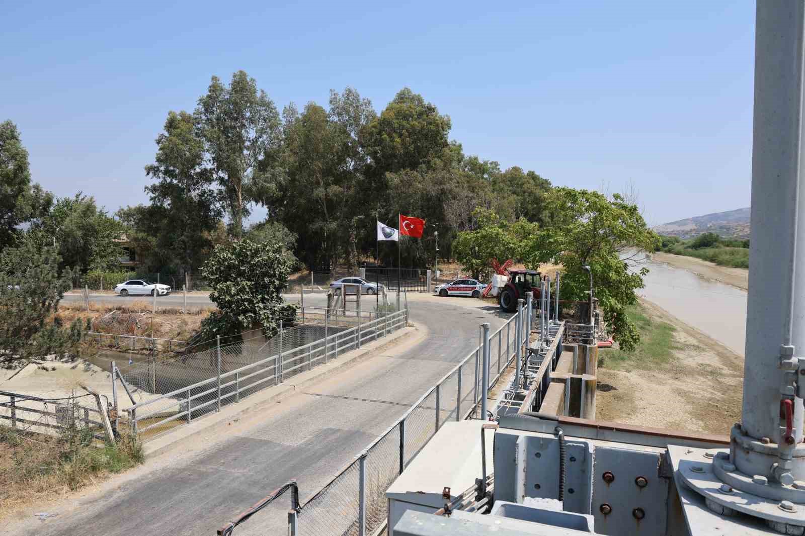 Aydın&rsquo;da &ccedil;ift&ccedil;ilerin su eylemi
