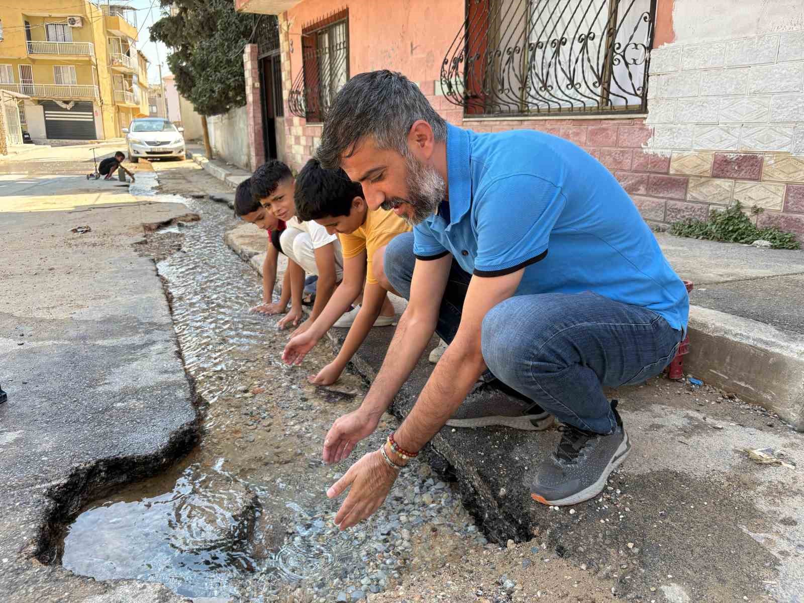 İzmir’in içme suyu, musluk yerine sokaklara akıyor
