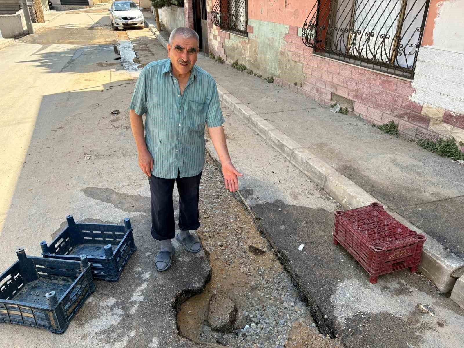 İzmir&rsquo;in i&ccedil;me suyu, musluk yerine sokaklara akıyor
