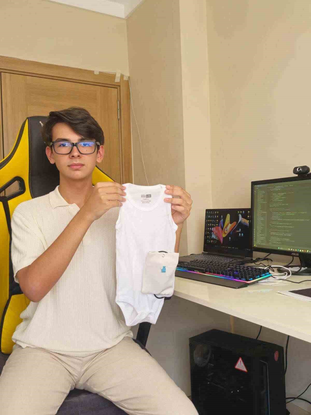 16 yaşındaki Egehan, Yapay Zeka Destekli Giyilebilir Bebek Kıyafeti ile d&uuml;nya birincisi oldu
