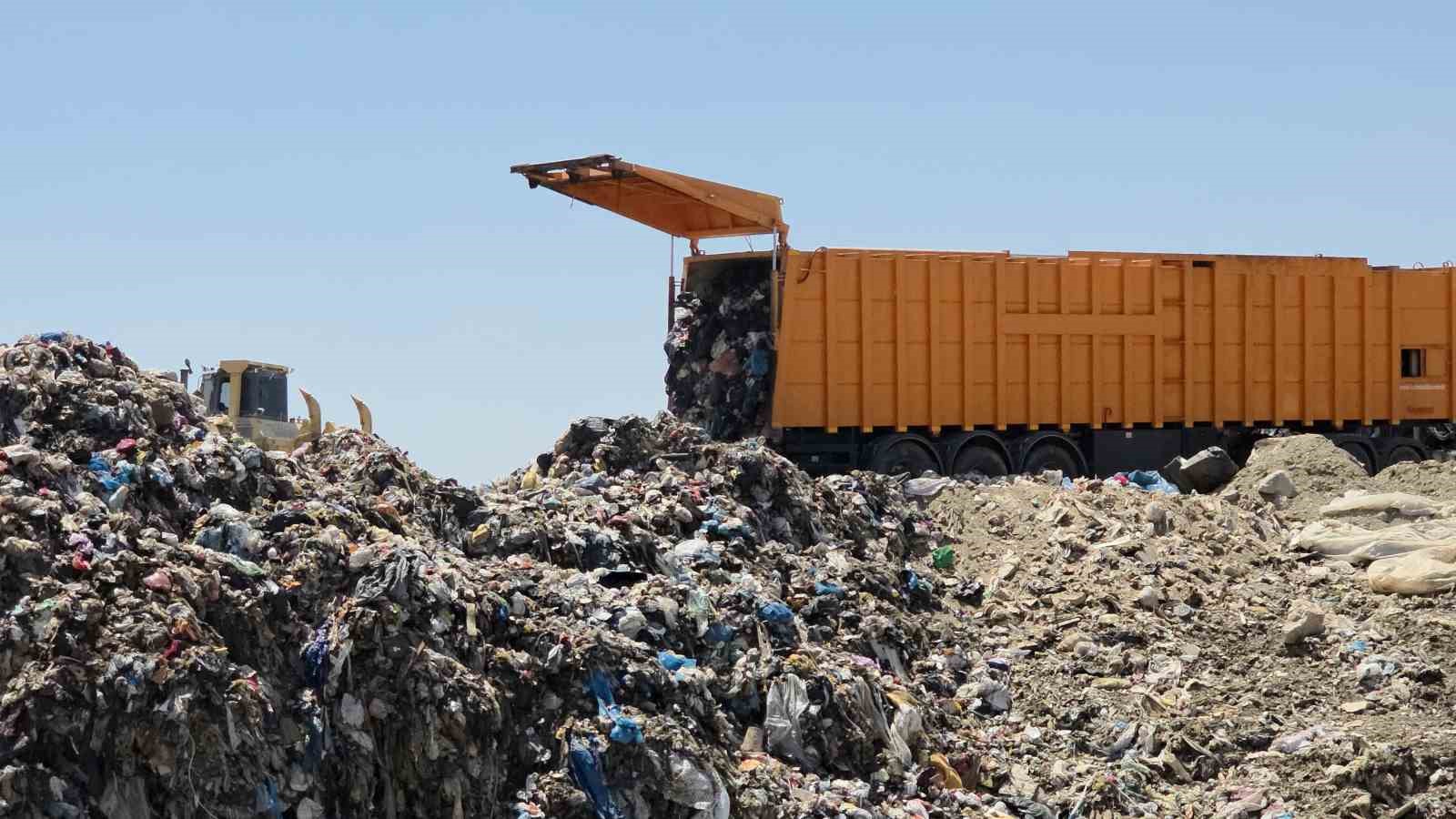 İzmir&rsquo;in &ccedil;&ouml;p&uuml;n&uuml;n Tire&rsquo;ye d&ouml;k&uuml;lmesi krize neden oldu
