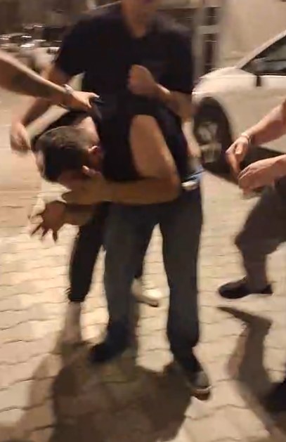 Esenyurt’ta şüpheli hareketleriyle kadınları taciz eden şahsı mahalleli önce darp etti, daha sonra polise teslim etti