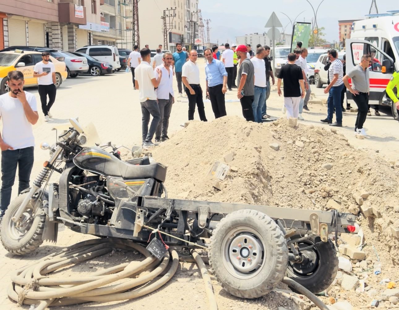 Kamyonetin çarptığı yük motosikleti ikiye ayrıldı: 1 yaralı