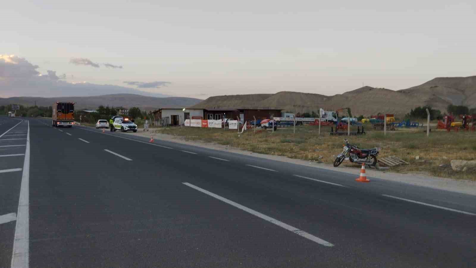 Darende&rsquo;de otomobil motosiklete &ccedil;arptı: 1 yaralı
