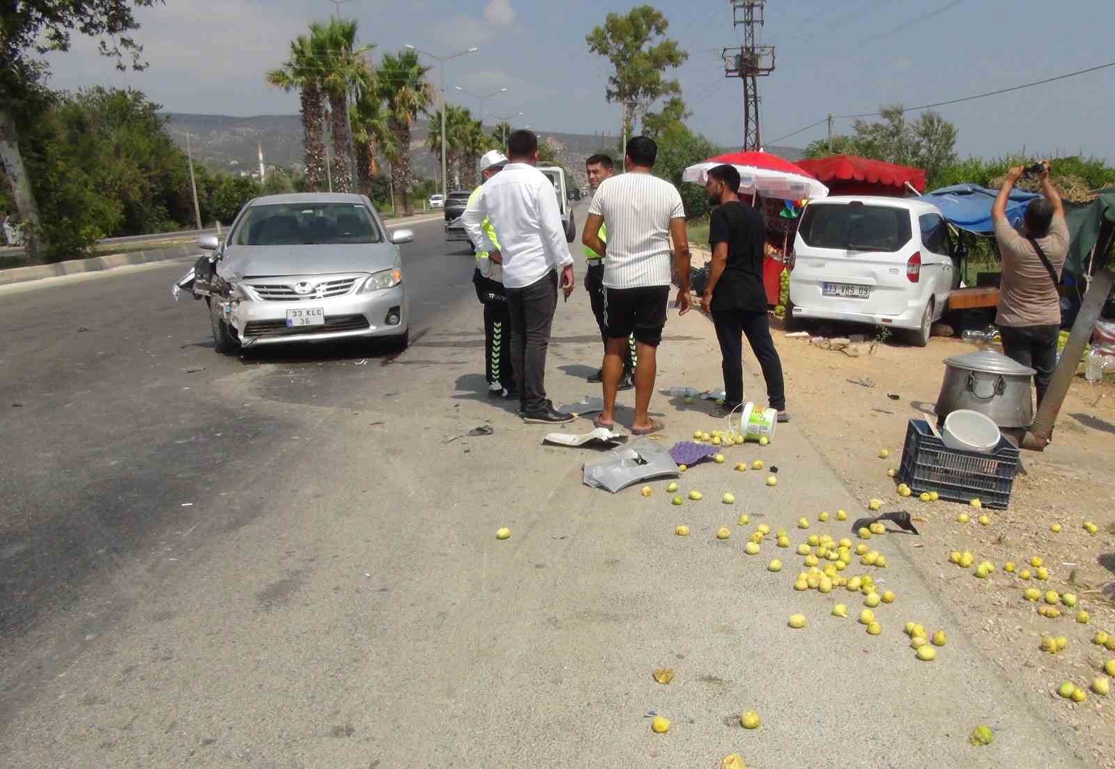 Yol kenarında duran otomobile çarpan aracın sürücüsü kaçtı