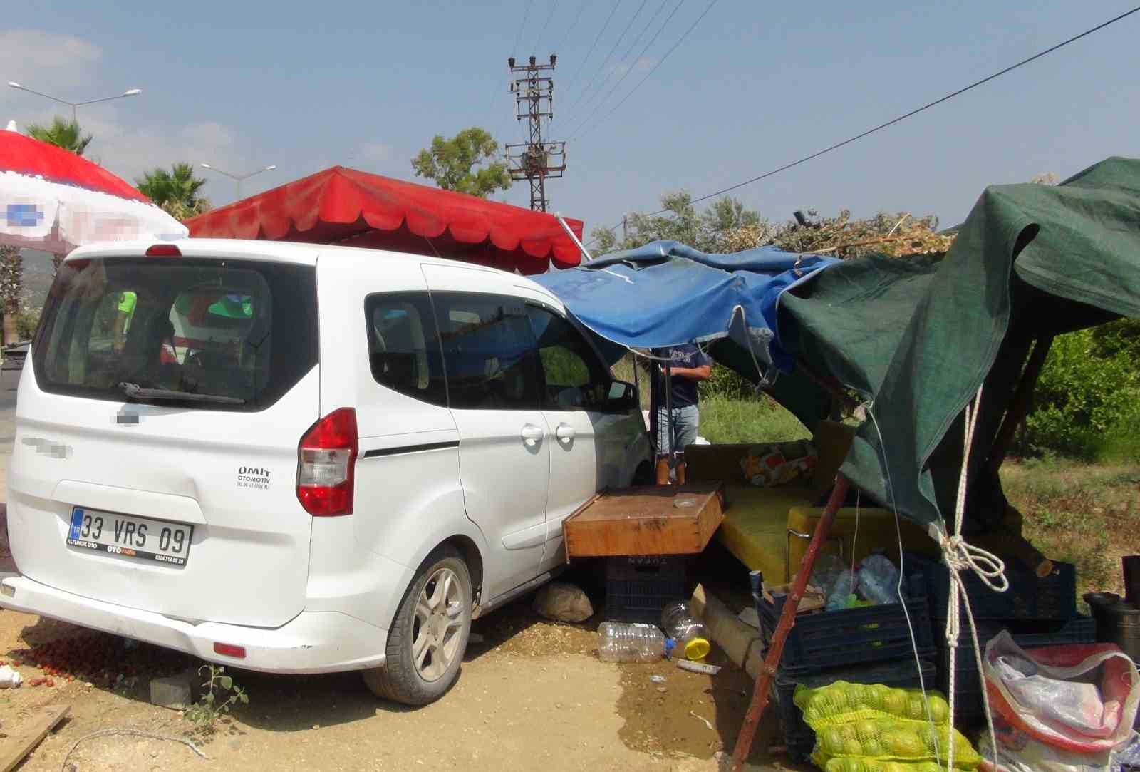 Yol kenarında duran otomobile çarpan aracın sürücüsü kaçtı