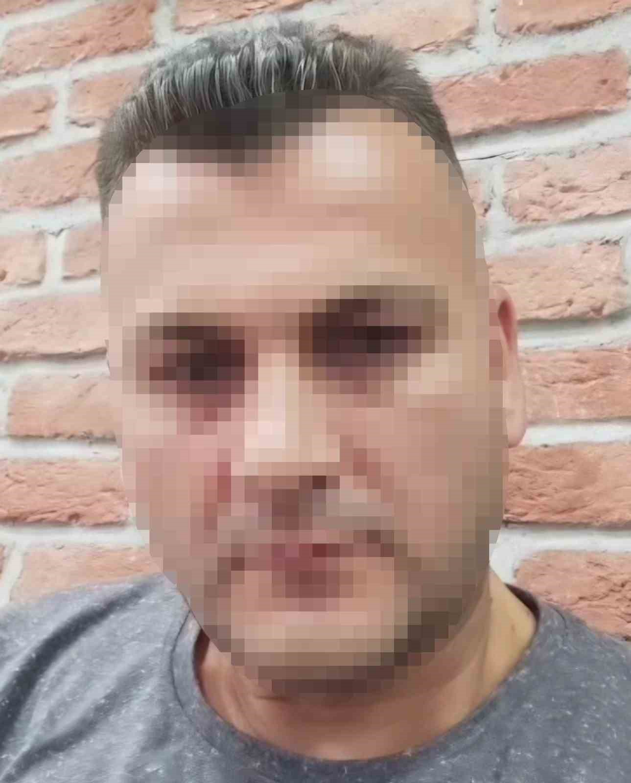 Evinde 2 arkadaşını &ouml;ld&uuml;r&uuml;p teslim oldu
