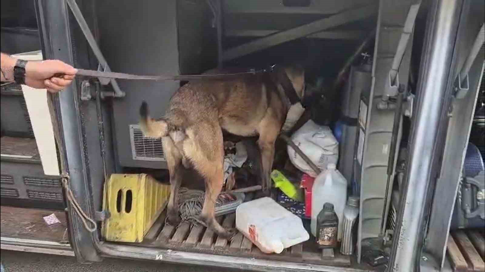 Yolcu otob&uuml;s&uuml;n&uuml;n bagajında 1 kilo uyuşturucu madde ele ge&ccedil;irilirdi
