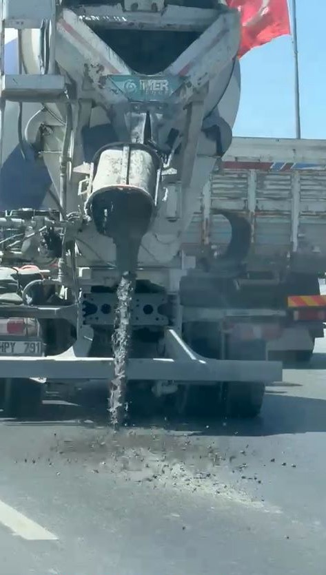 Yola beton dökerek ilerleyen mikser kamerada