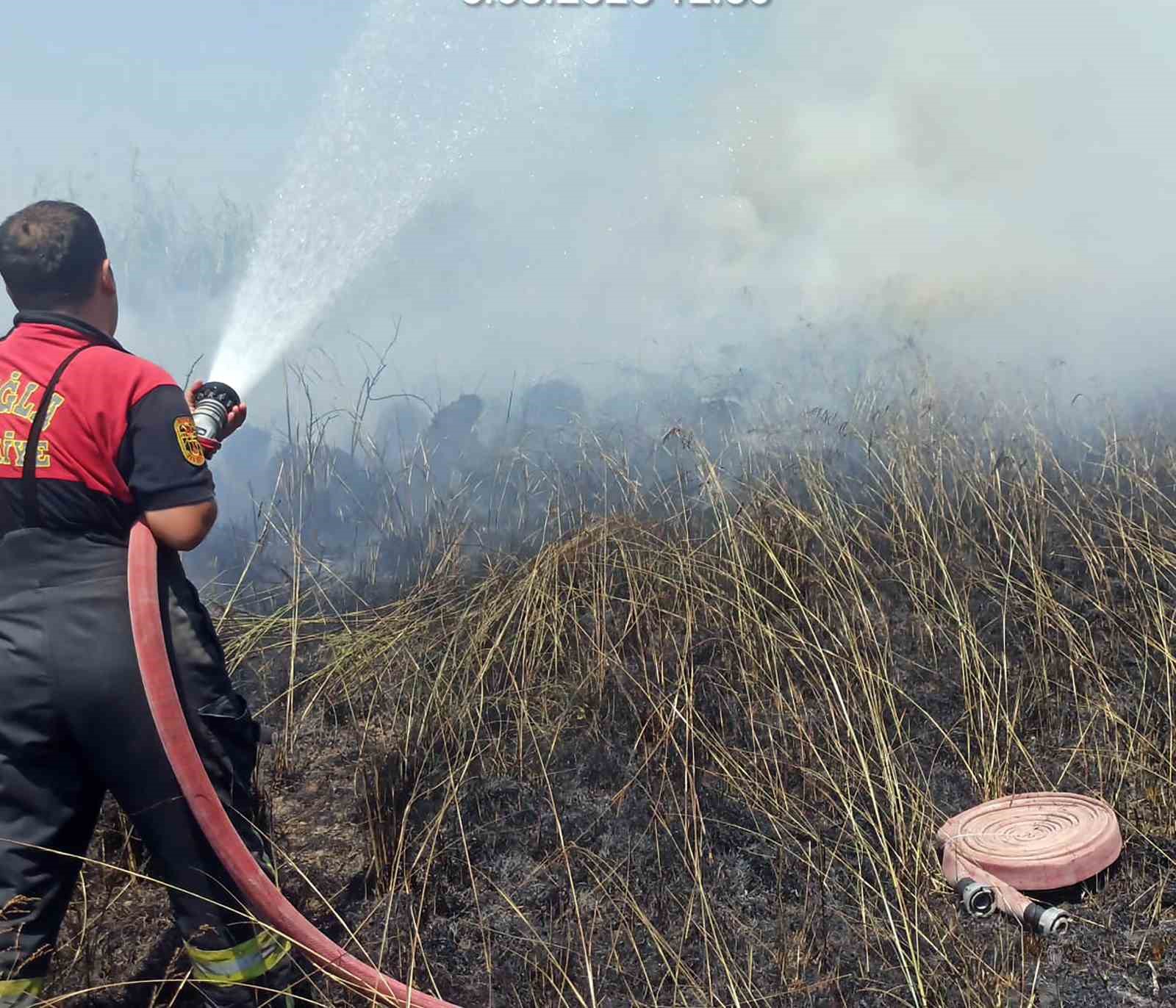Köyceğiz sazlık yangınında soğutma çalışması yapılıyor