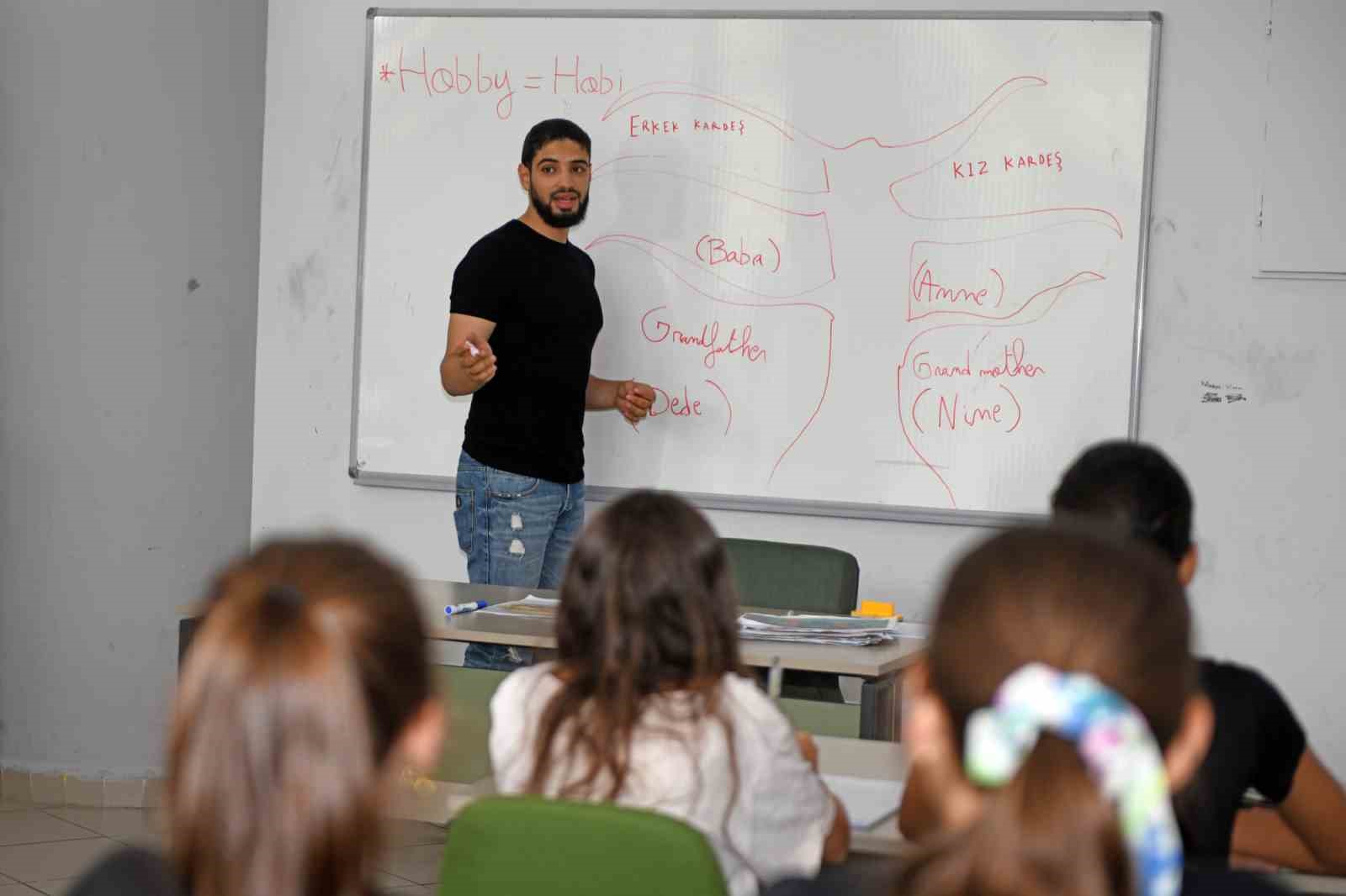 Yabancı &uuml;niversite &ouml;ğrencilerinden Osmangazili &ccedil;ocuklara İngilizce eğitimi
