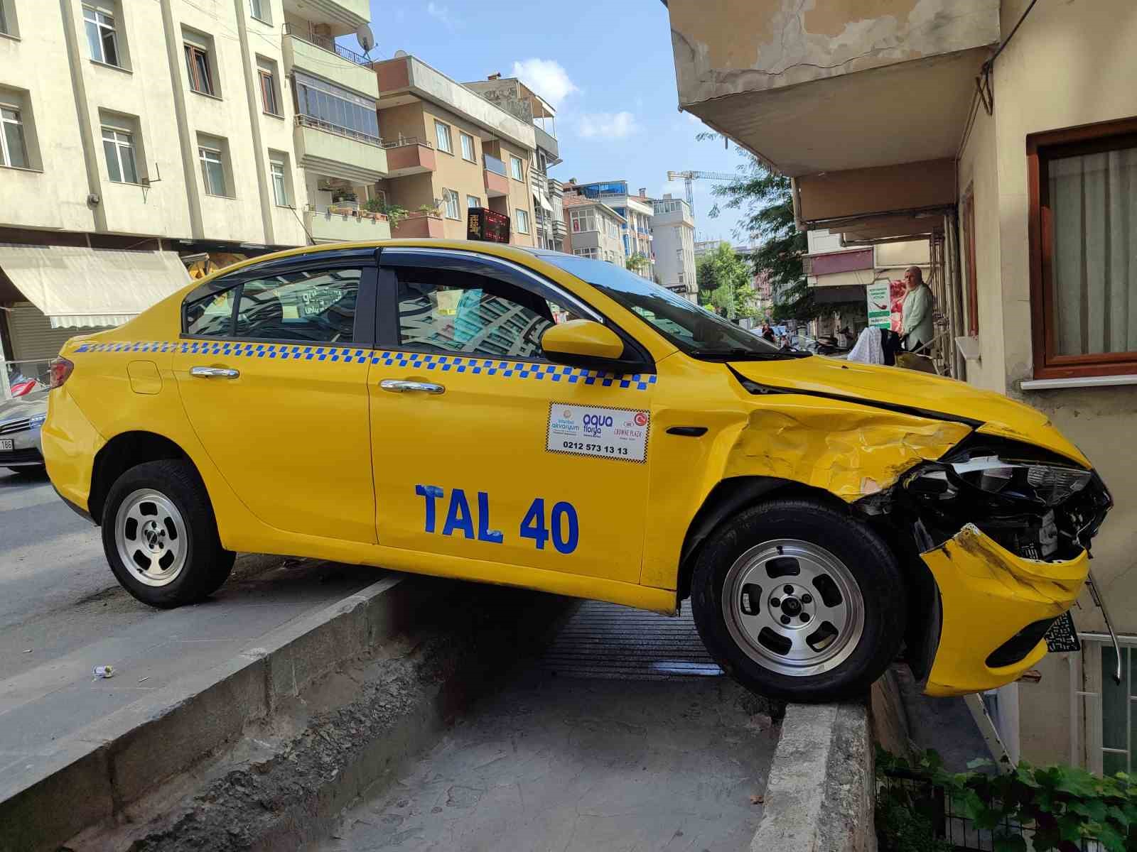 Freni boşalan ticari taksi bir binanın korkuluklarına çarparak durabildi