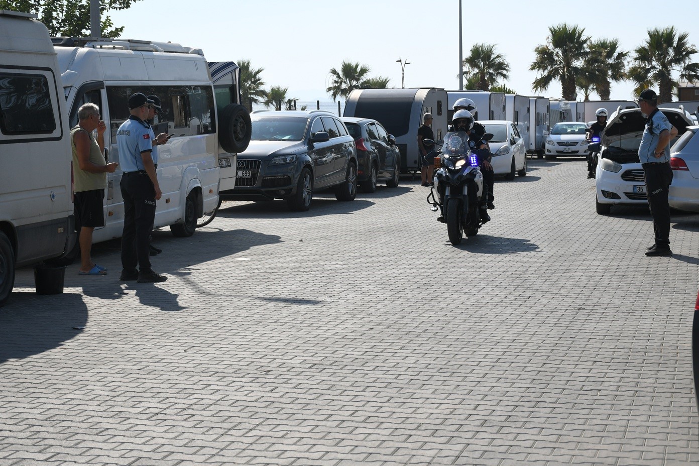Kuşadası&rsquo;nda zabıta ekiplerinden &ccedil;adır ve karavan denetimi
