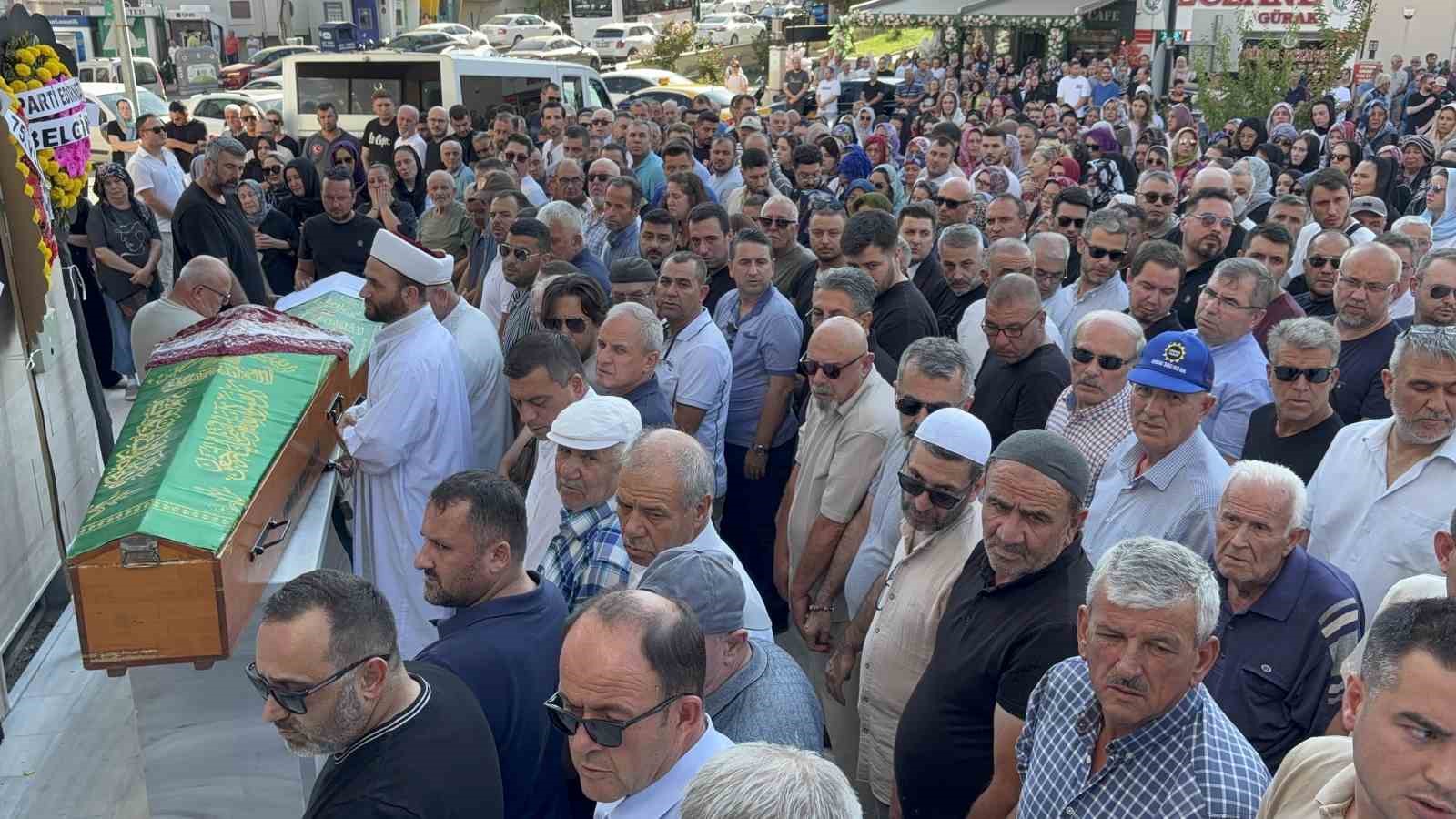 Boğularak öldürülen anne ve oğlu son yolcuğuna uğurlandı