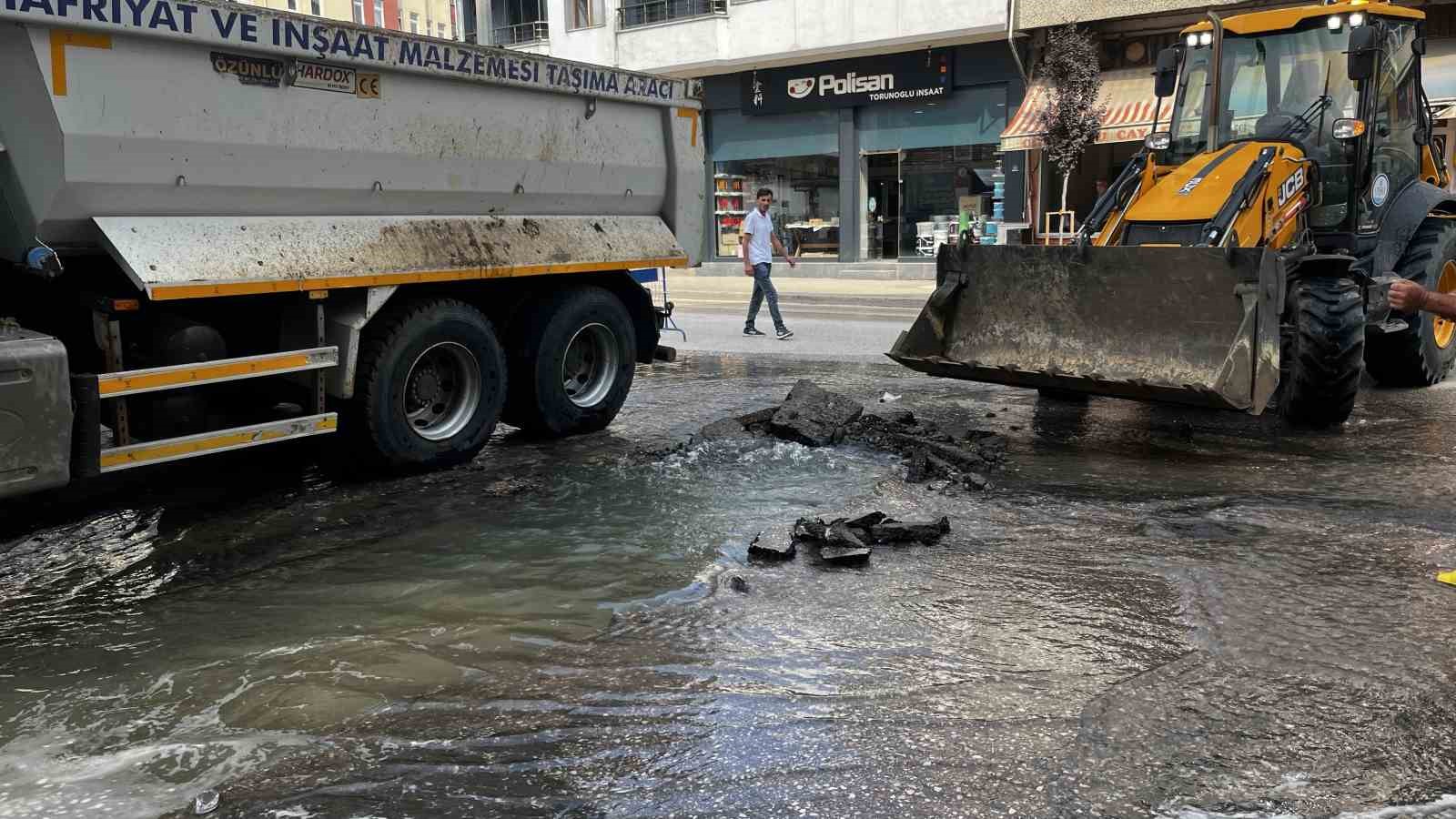 Ünye’de şebeke suyu borusu patladı