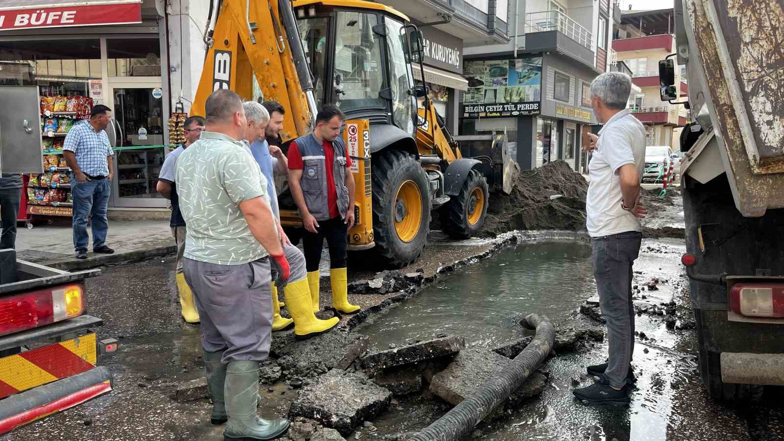 &Uuml;nye&rsquo;de şebeke suyu borusu patladı
