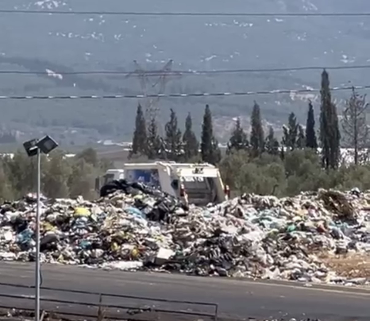 Kemalpaşa’da çöp dağları oluştu