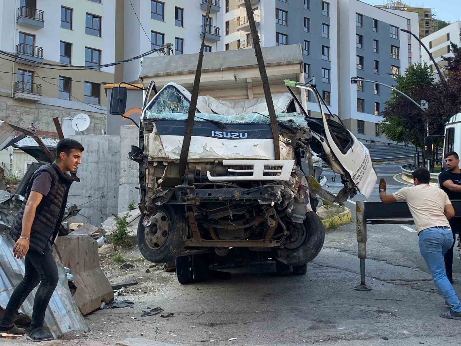 Rampadan inen kamyonet bariyerlere çarptı: 1 yaralı