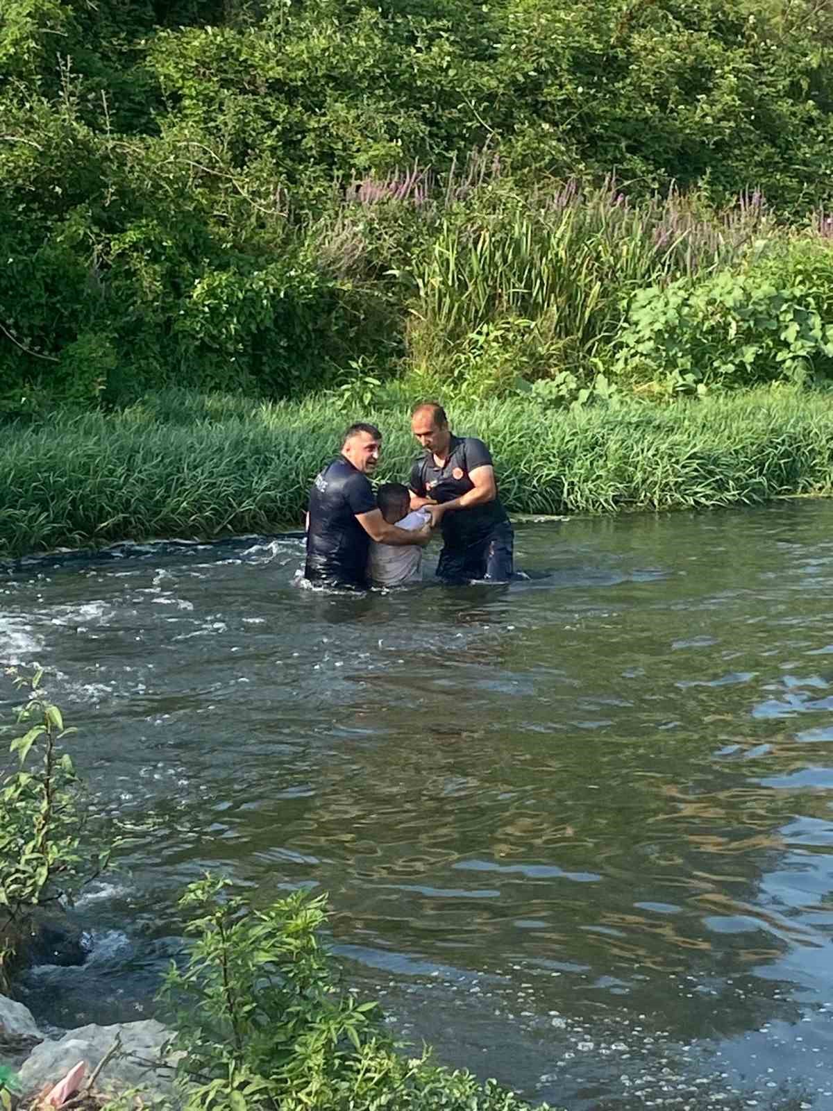 Çaya atlayan şahsı ekipler son anda kurtardı