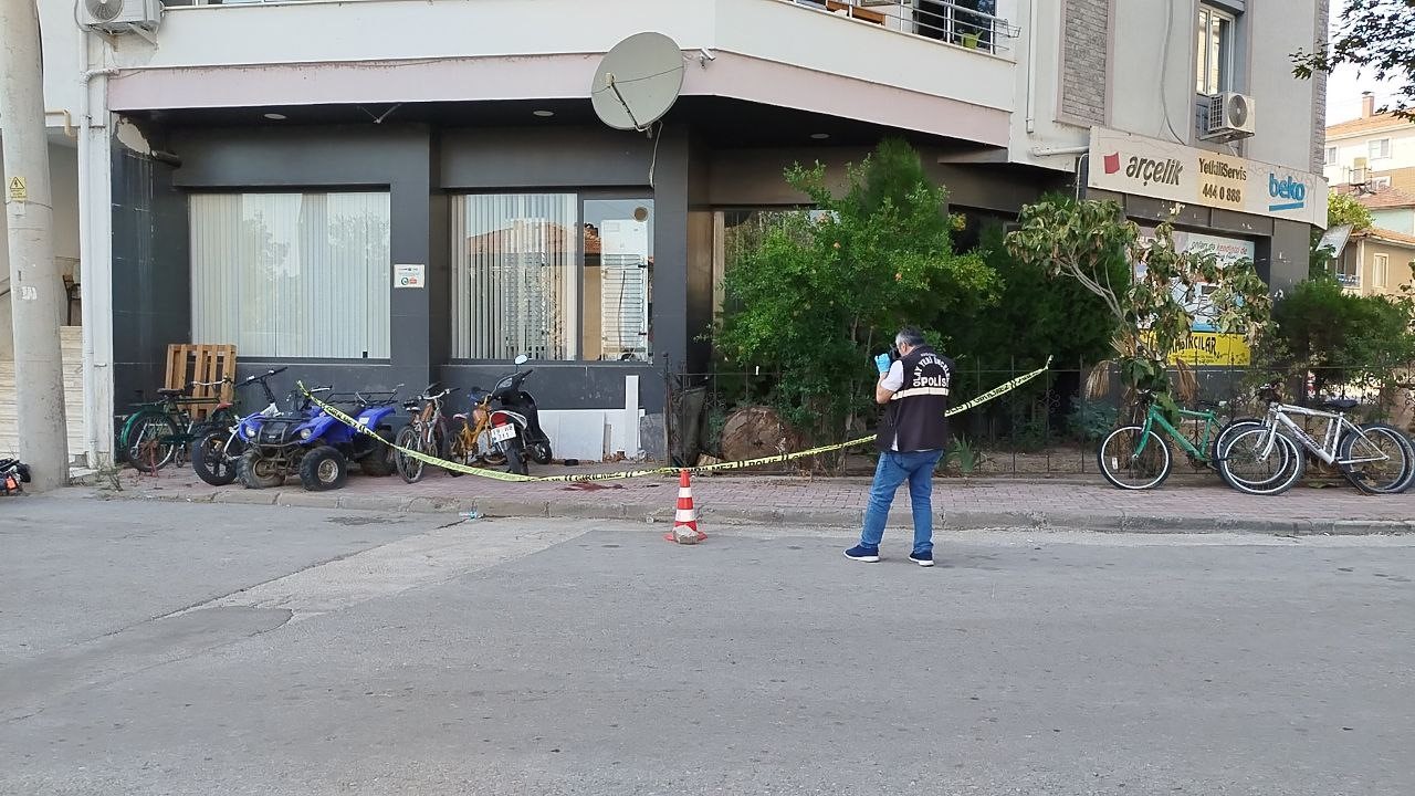 Evinin önünde tüfekli saldırıya uğradı