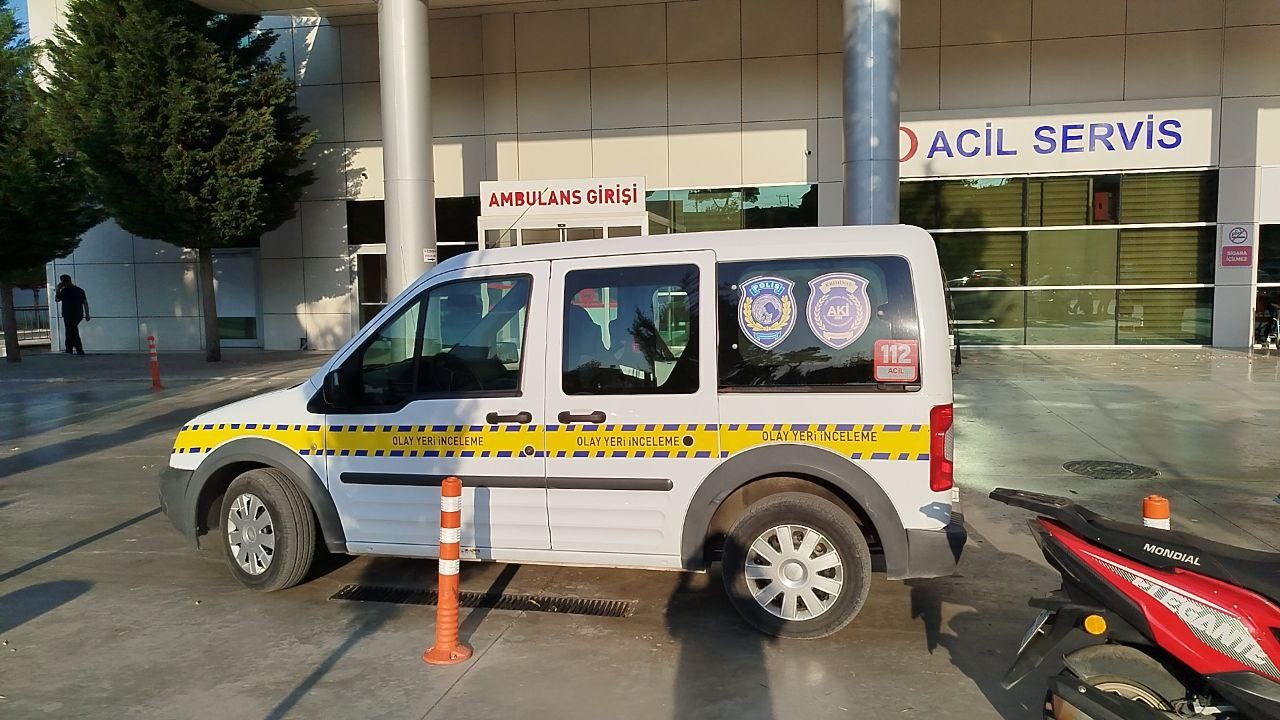 Evinin &ouml;n&uuml;nde t&uuml;fekli saldırıya uğradı
