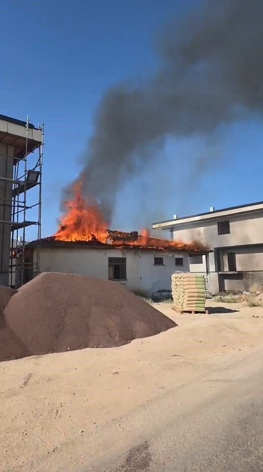 Elazığ&rsquo;da &ccedil;atı yangını
