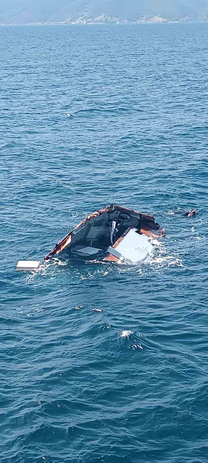 Marmara Adası a&ccedil;ıklarında par&ccedil;alanmış tekne bulundu: 1 kişi kayıp
