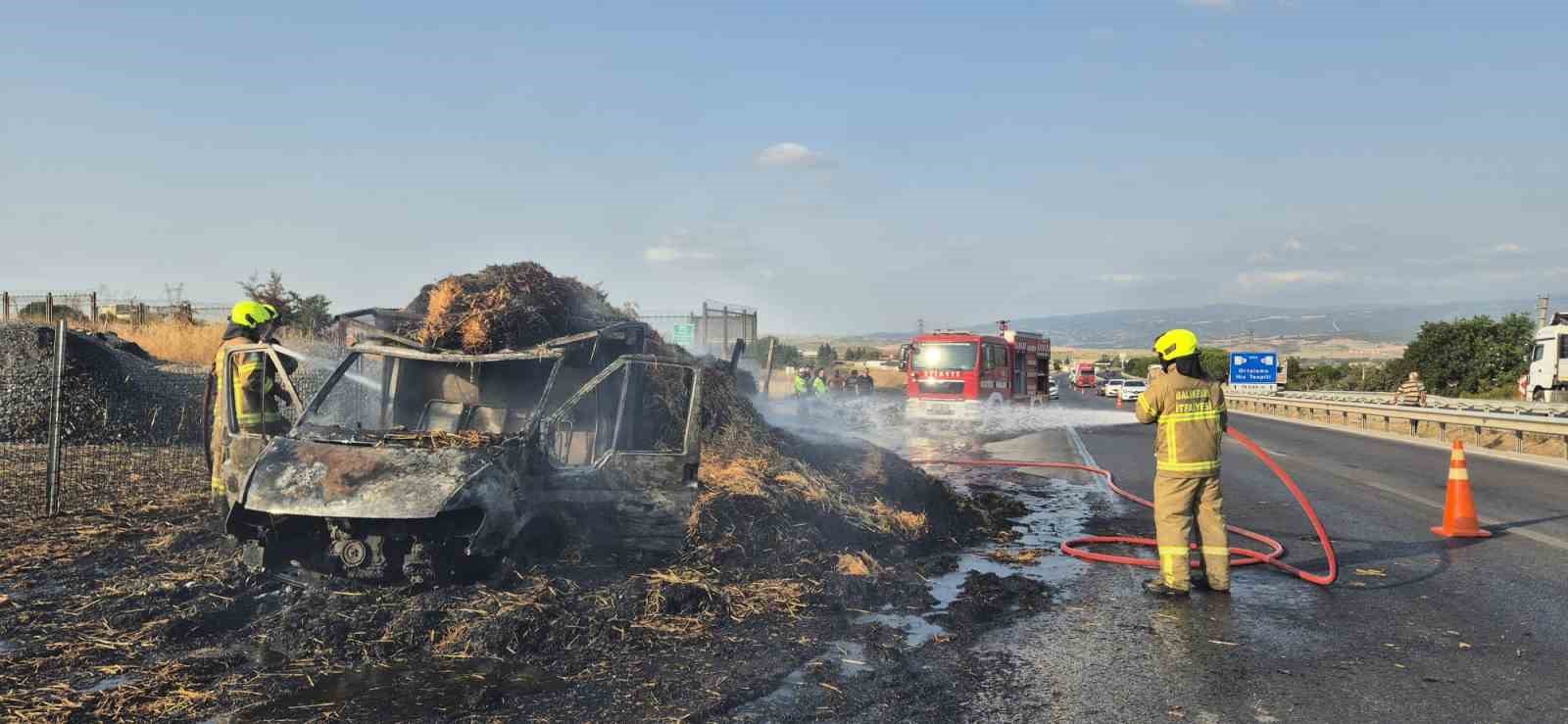 Saman y&uuml;kl&uuml; kamyonet alev topuna d&ouml;nd&uuml;
