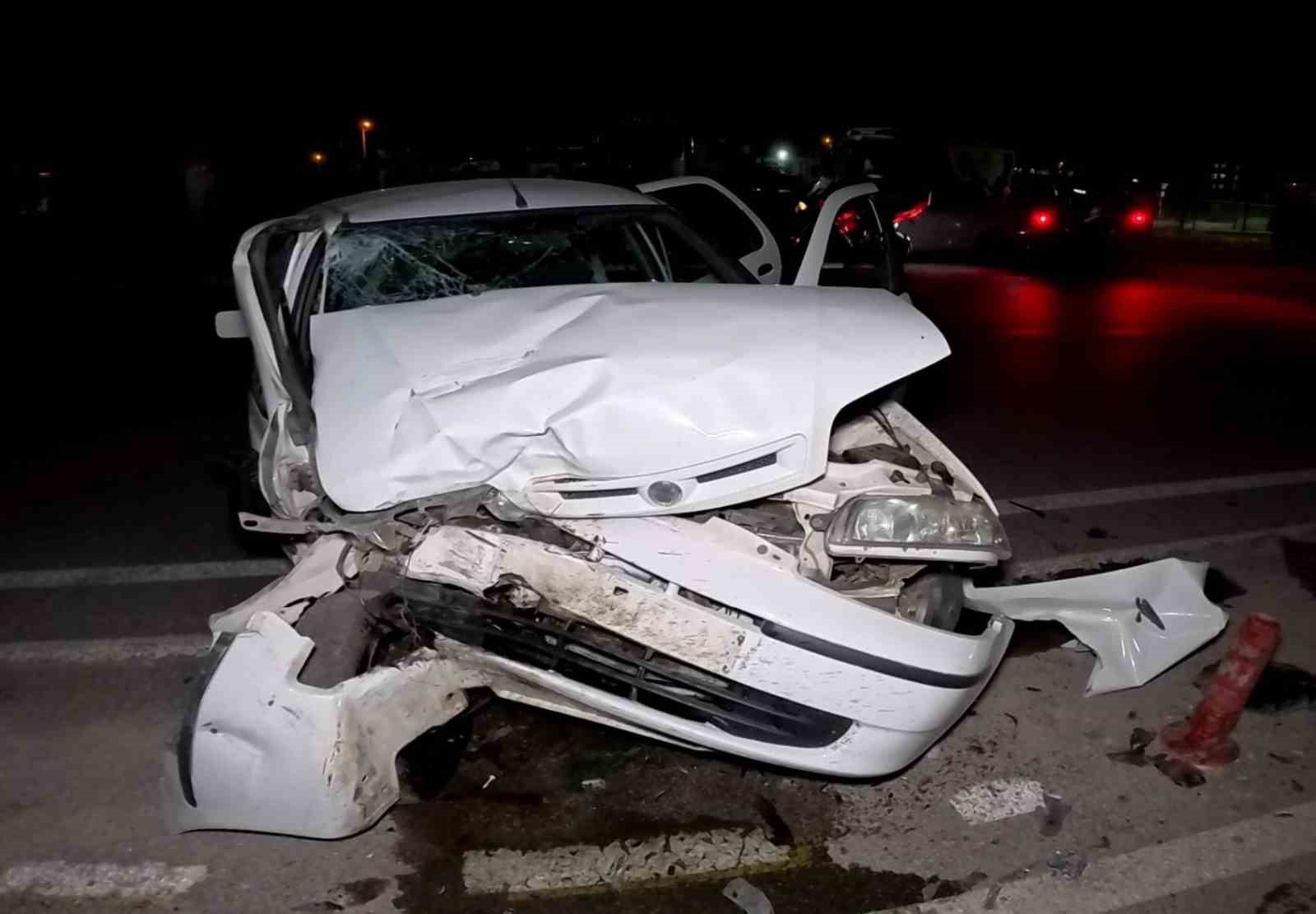 Tıra arkadan otomobil hurdaya döndü: 2 yaralı