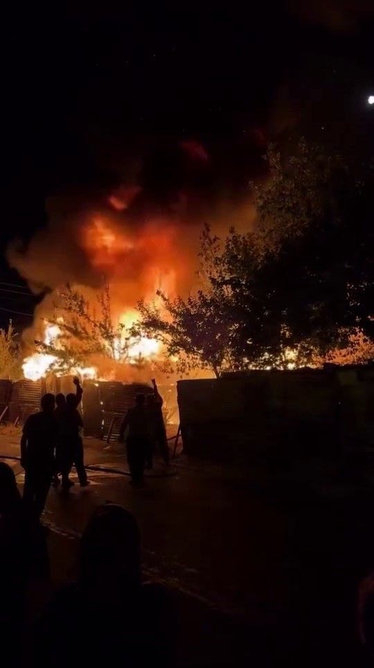 Sivas&rsquo;ta garaj yangını: Alevler geceyi aydınlattı
