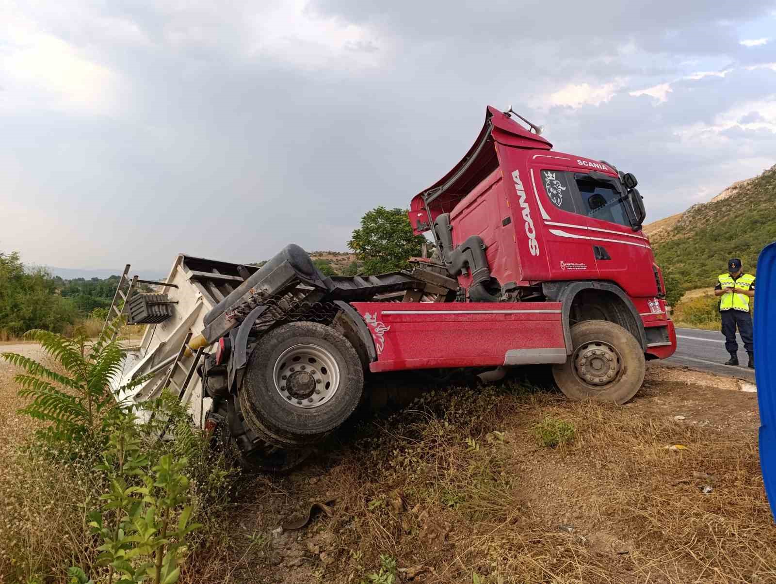 İneg&ouml;l&rsquo;de kum y&uuml;kl&uuml; tır devrildi: S&uuml;r&uuml;c&uuml; yaralandı
