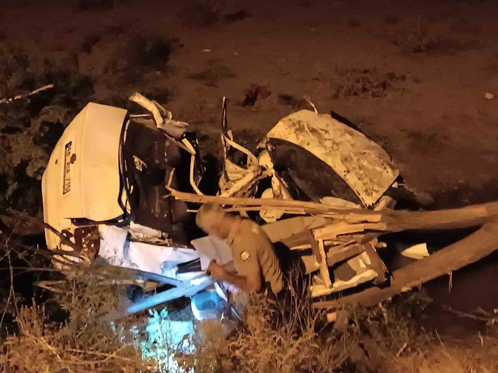 Tarlaya uçan otomobil hurdaya döndü: 1 ölü, 1 yaralı
