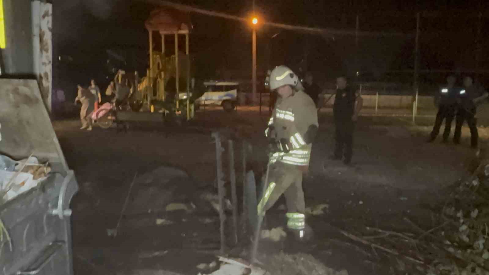 Anız yangını 20 bin nüfuslu mahallenin elektriğini kesti