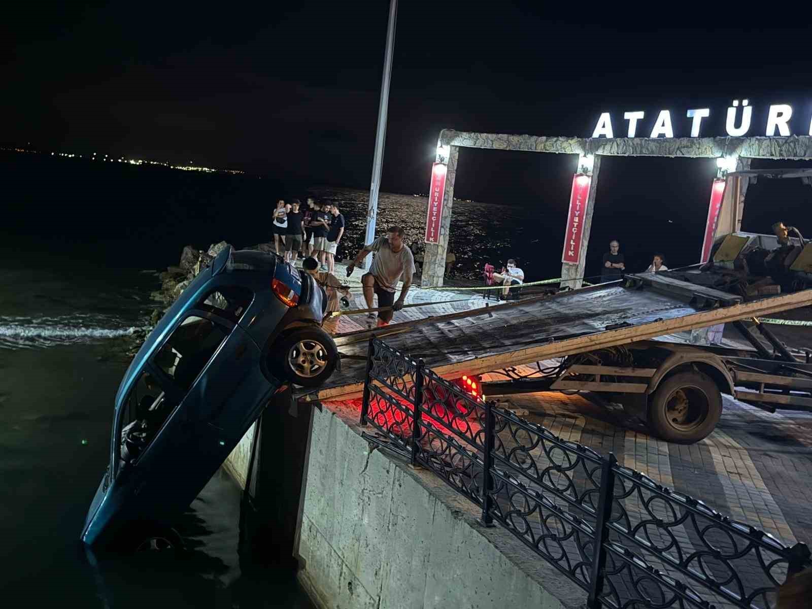 Tekirdağ’da otomobil su kanalında asılı kaldı: 1 yaralı