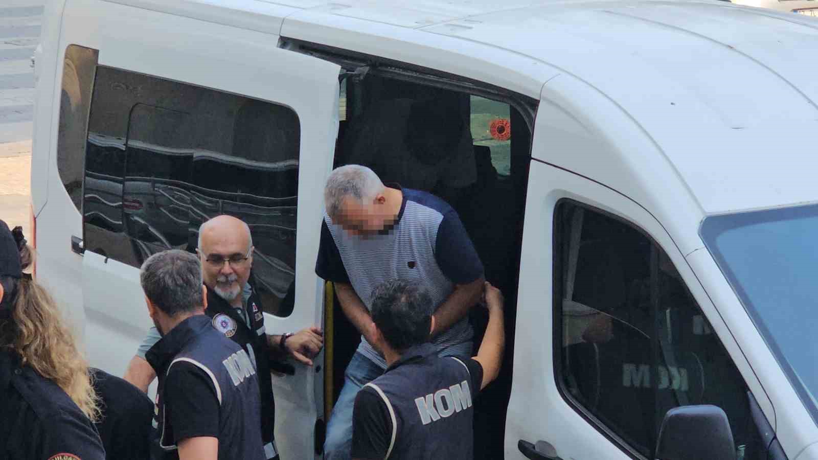 İl&ccedil;e merkezinde dedekt&ouml;rle define ararken polise yakalandılar
