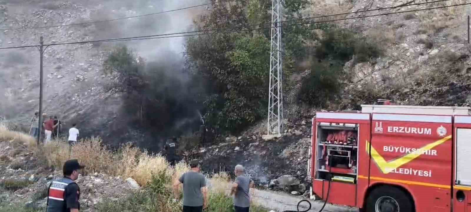 Erzurum’da mahalle girişinde korkutan yangın