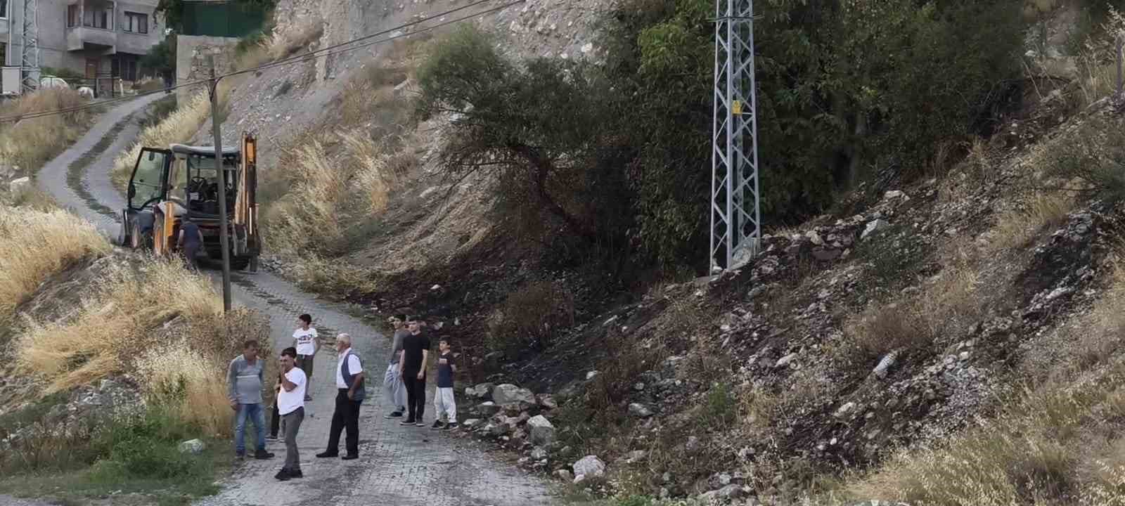 Erzurum&rsquo;da mahalle girişinde korkutan yangın
