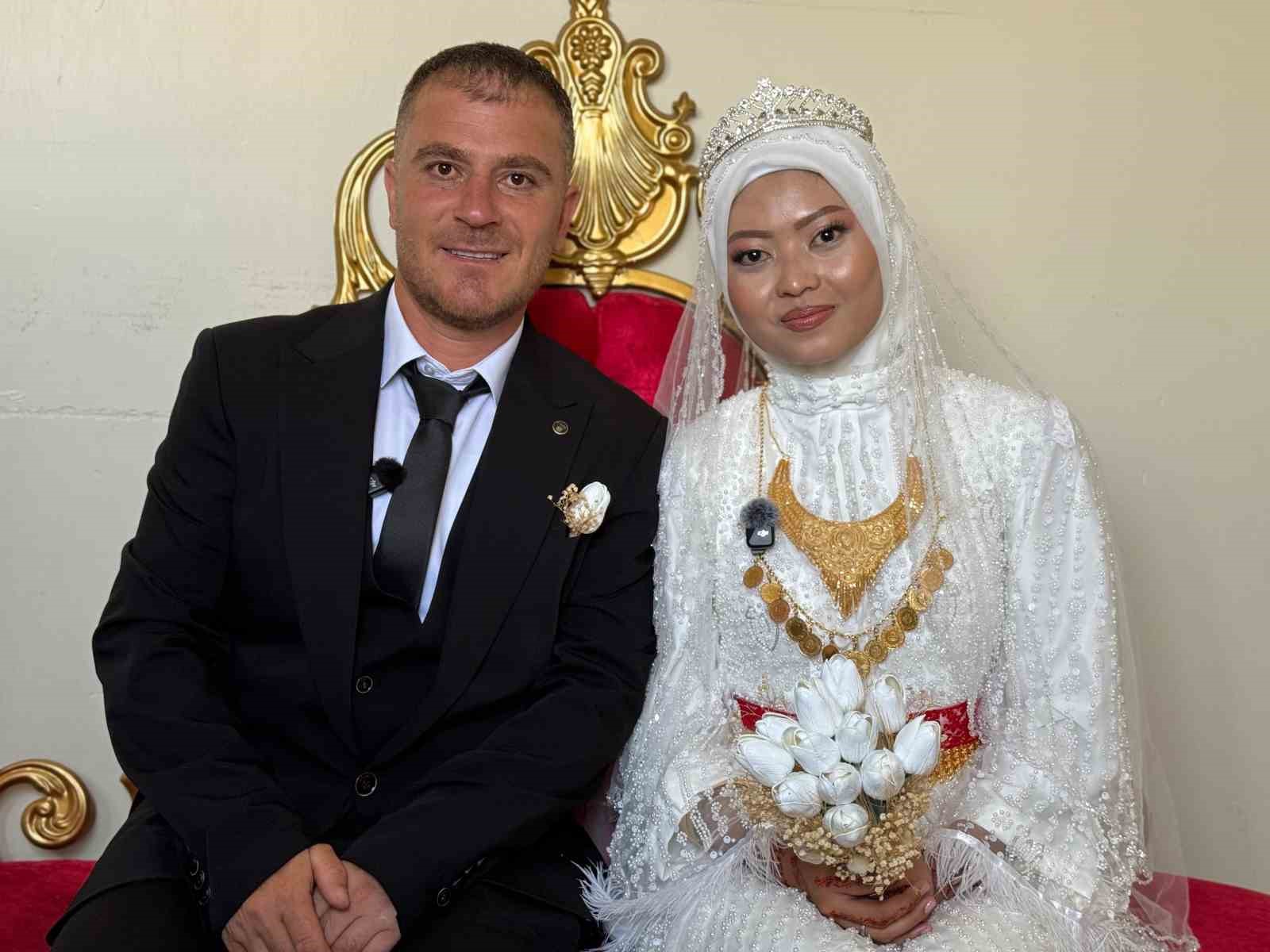 Yüksekova’ya Endonezyalı gelin: Aşkları kıtaları aştı