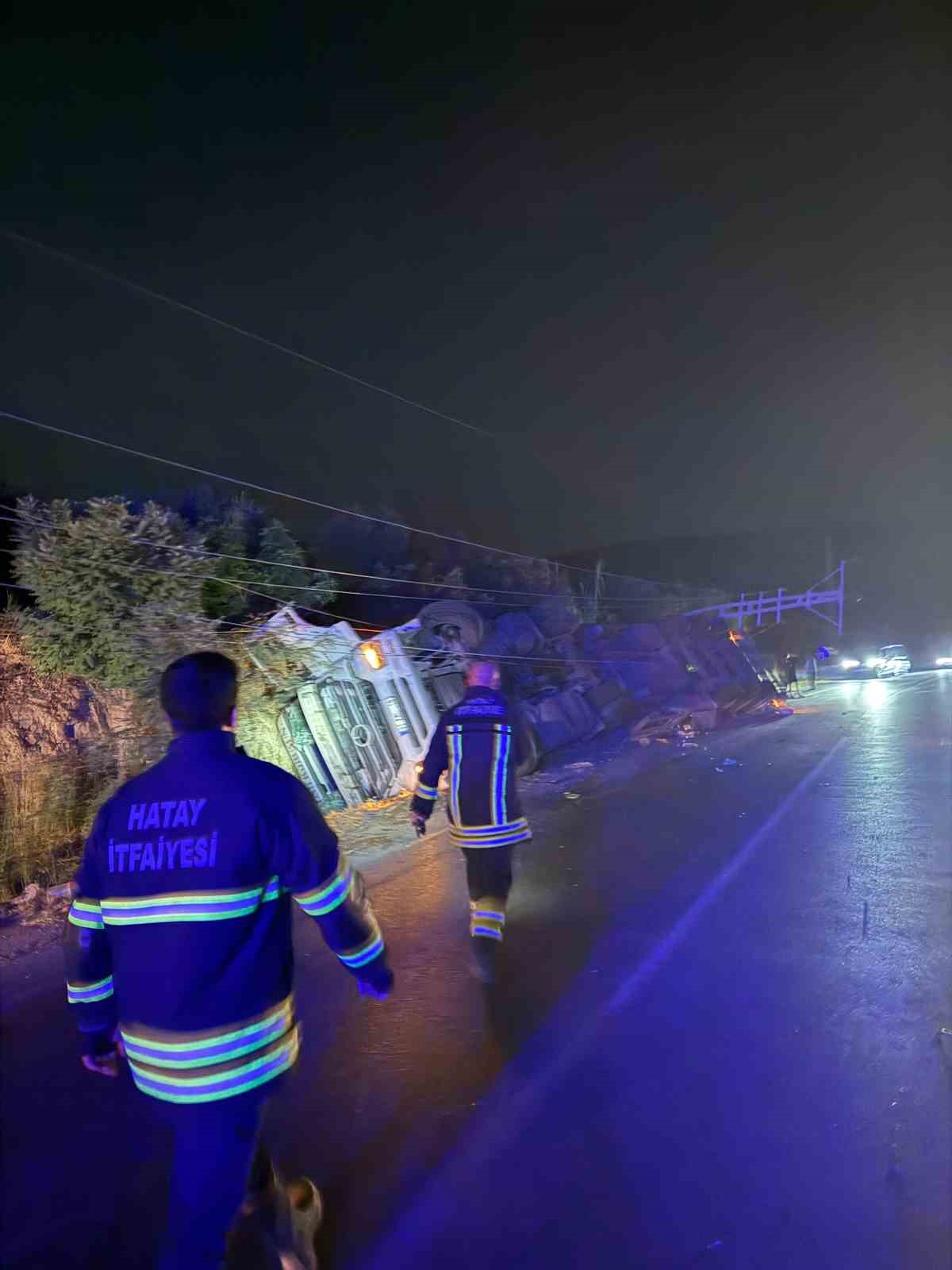 Kırıkhan&rsquo;da devrilen tırın s&uuml;r&uuml;c&uuml;s&uuml; yaralandı
