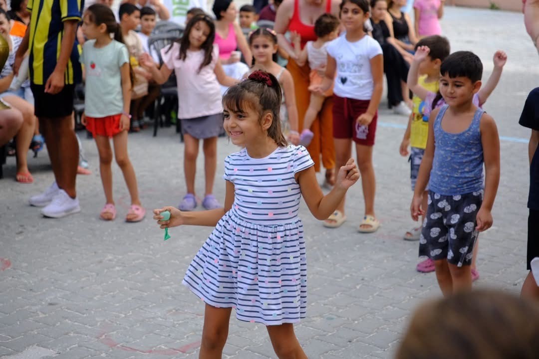 Defne Belediyesi&rsquo;nin &uuml;&ccedil; mahallede d&uuml;zenlediği etkinliklerde &ccedil;ocuklar doyasıya eğlendi
