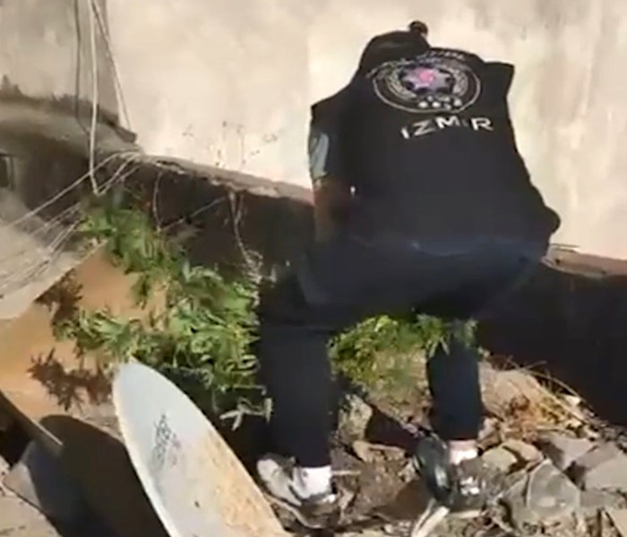 Tarihi Kemeraltı Çarşısı’nda uyuşturucu operasyonu: 3 gözaltı