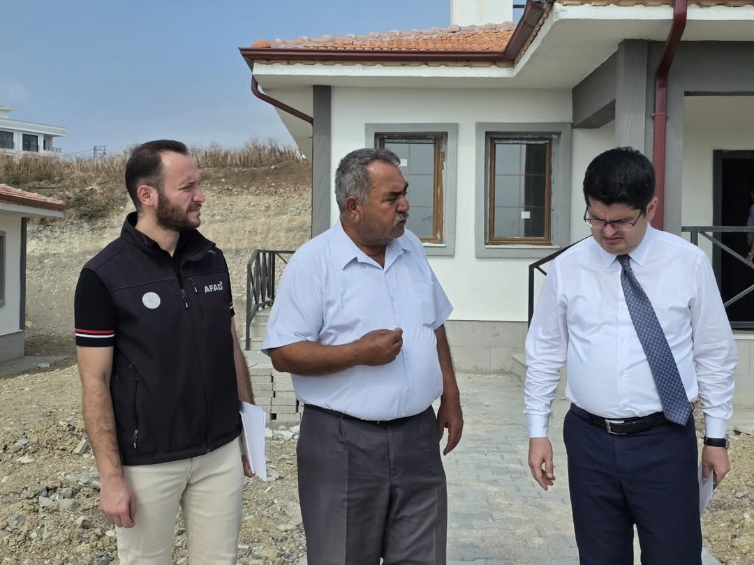 Kaymakam Eroğlu,  Aşağı Kepirce k&ouml;y evlerindeki &ccedil;alışmaları inceledi
