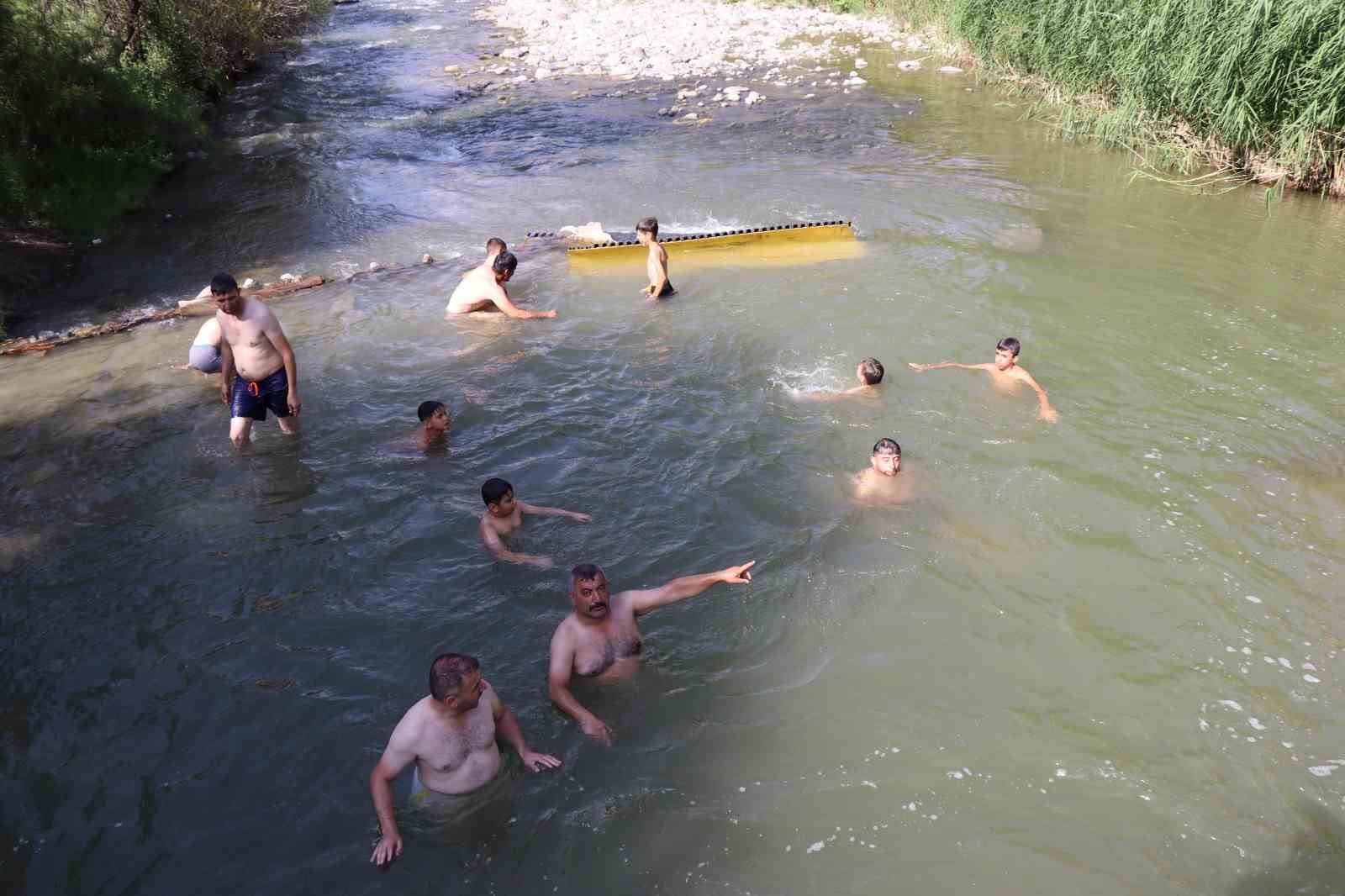 Hem serinliyor hem de eğleniyorlar