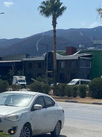 Yangının k&uuml;le &ccedil;evirdiği ormanlık alanda &ccedil;ıkan hortumlar kamerada
