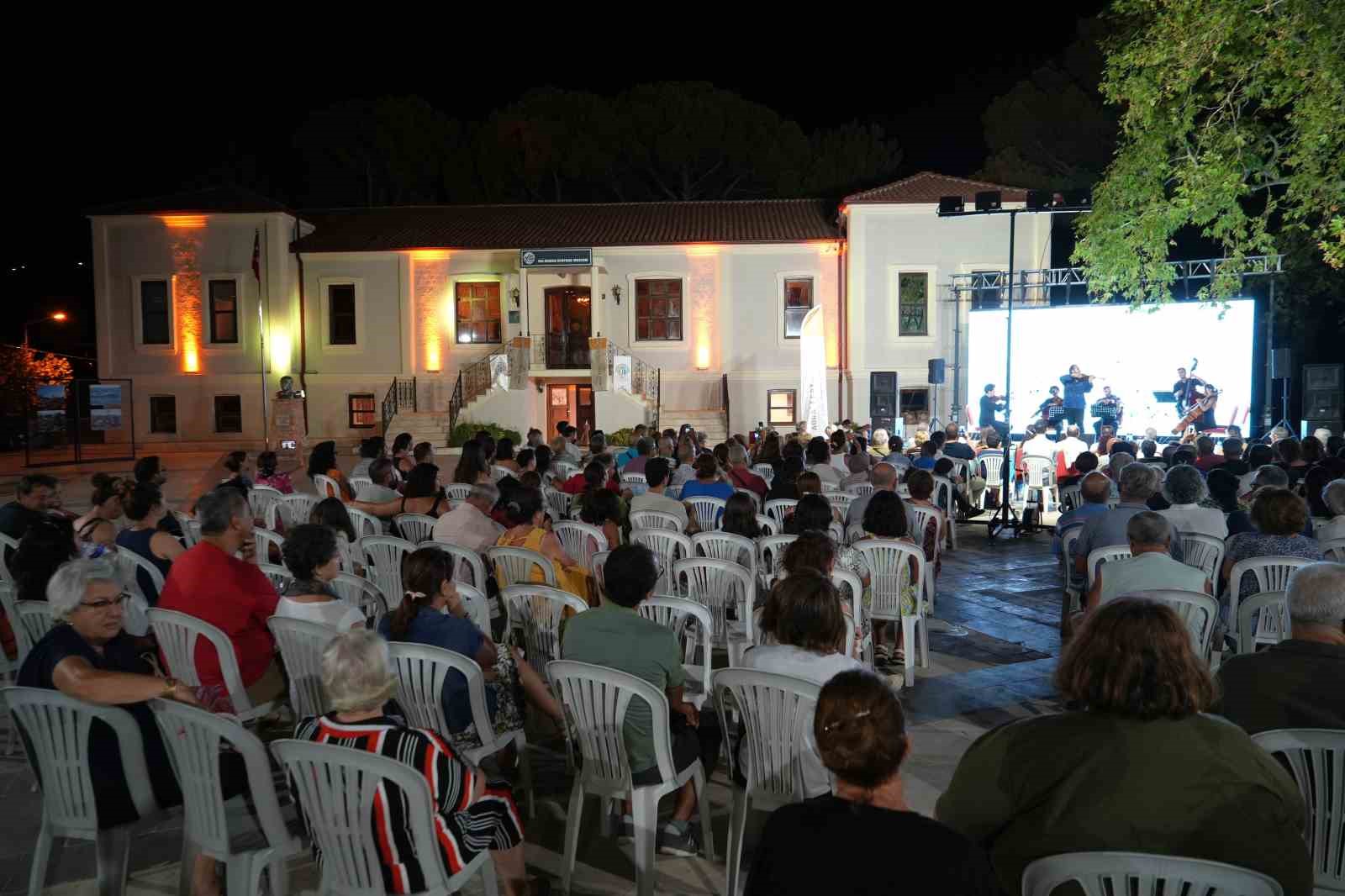 (Özel) Kazdağları eteklerinde tarihi köy ilkokulunda klasik müzik konseri